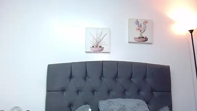 candy lux  online show from September 19, 2025, 9:37 pm