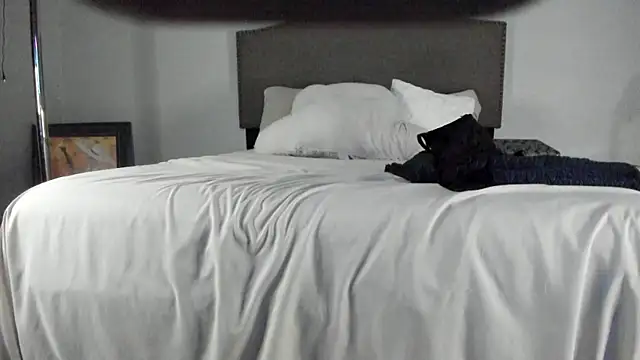 yiauana online show from October 5, 2025, 11:30 am