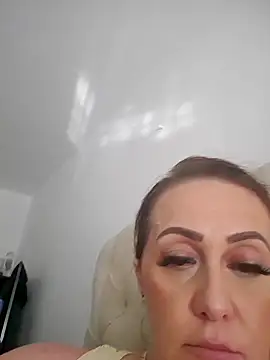 AvaLloyd online show from February 11, 2025, 4:13 pm