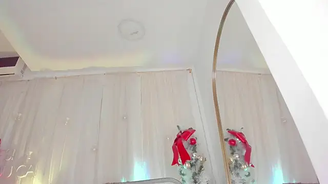 Petite Lucie online show from December 22, 2024, 9:53 pm