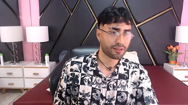 MilanZaire online show from September 23, 2025, 9:40 pm