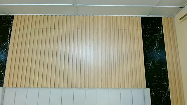 MilanZaire online show from December 14, 2025, 4:01 pm