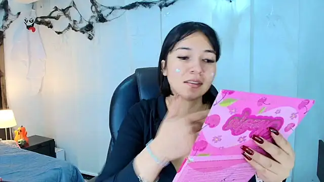 lina bedoya  online show from November 13, 2025, 11:53 am