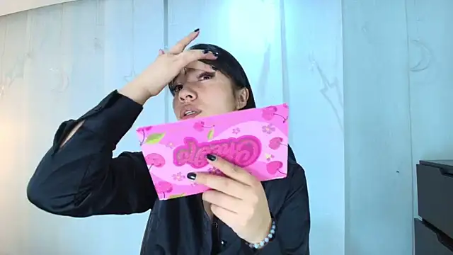 lina bedoya  online show from December 15, 2025, 11:47 am