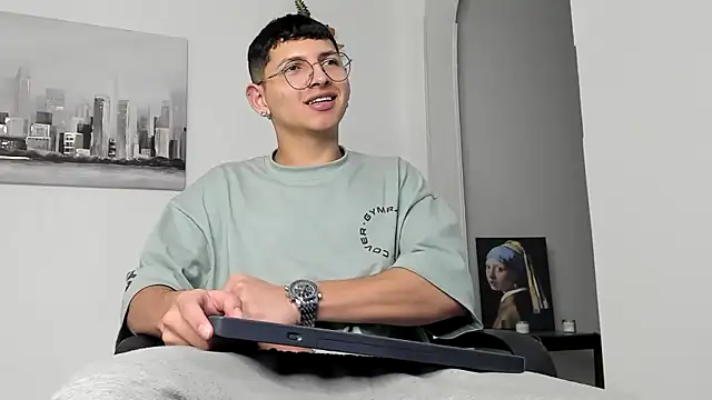 a lejandro 0 8 online show from March 7, 2025, 6:24 am