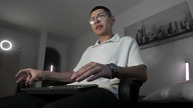 a lejandro 0 8 online show from March 16, 2025, 7:48 am