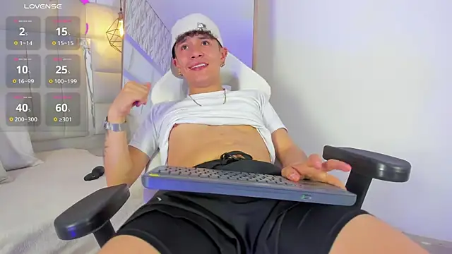 Snapshot of 1m_Joel chatting on October 13, 2025, 4:01 am 1m Joel online show from October 13, 2025, 4:01 am