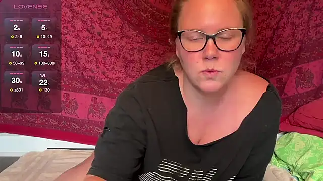 GlitterKitty108 online show from August 6, 2026, 10:11 pm