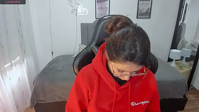 Amy joones online show from November 3, 2025, 1:34 pm