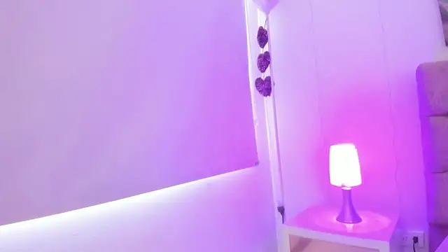 Julianaa Castro  online show from January 21, 2025, 2:59 pm