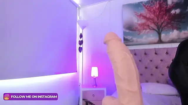 Julianaa Castro  online show from February 1, 2025, 5:58 pm