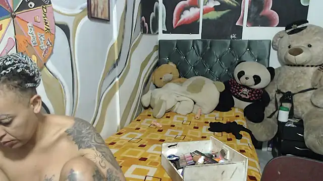 manzanahot9 online show from November 18, 2025, 10:41 am