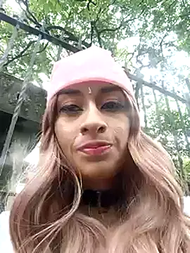 Snapshot of Rob_and_lizzy chatting on December 20, 2024, 2:16 pm Rob and lizzy online show from December 20, 2024, 2:16 pm