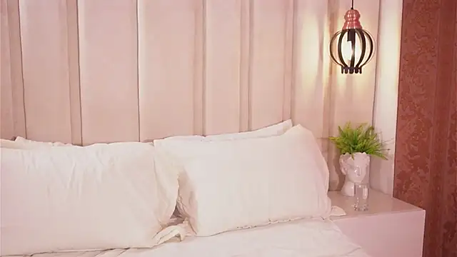 bonniekim  online show from October 7, 2025, 4:59 pm