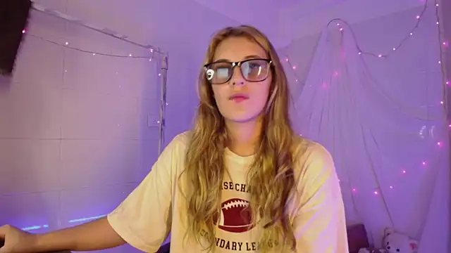 Giia paiige18 online show from November 5, 2025, 10:32 pm