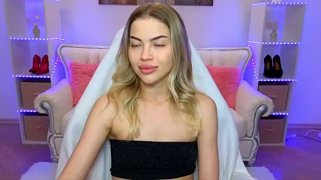 EmmyMills online show from December 2, 2025, 8:04 pm