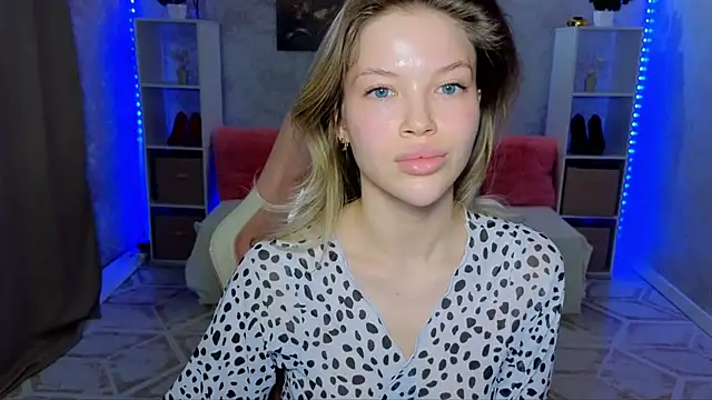 EmmyMills online show from April 5, 2026, 8:39 pm