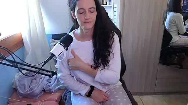 MemiKouki online show from September 25, 2025, 2:32 pm