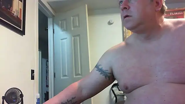 Snapshot of Mic_Oxinner chatting on May 5, 2026, 10:51 pm Mic Oxinner online show from May 5, 2026, 10:51 pm