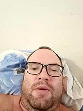 Snapshot of Mickael19 chatting on January 8, 2026, 1:35 pm Mickael19 online show from January 8, 2026, 1:35 pm