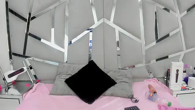 Snapshot of Catherinee69_x chatting on February 24, 2025, 3:23 am Catherinee69 x online show from February 24, 2025, 3:23 am