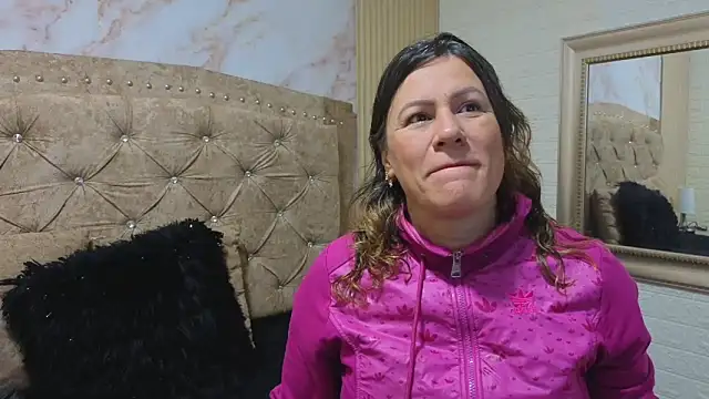 charlotte  G online show from November 11, 2025, 10:37 am