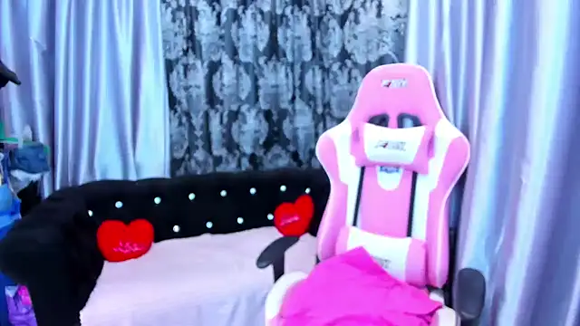 Snapshot of KamilaFoxy chatting on September 17, 2025, 4:14 am KamilaFoxy online show from September 17, 2025, 4:14 am