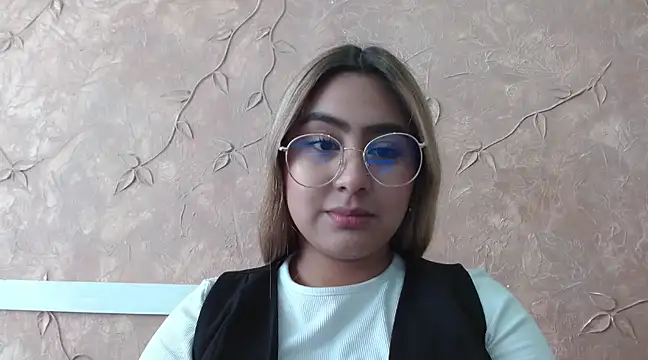 Miabonnett  online show from February 4, 2025, 4:18 pm