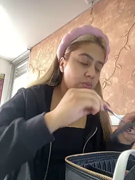 Miabonnett  online show from October 20, 2025, 12:05 pm