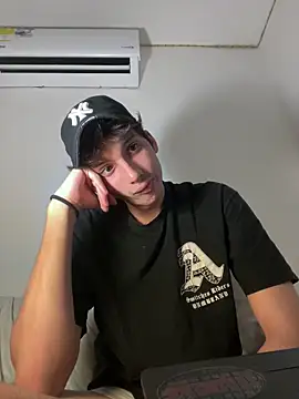 CamiloXx04 online show from February 4, 2025, 3:11 am