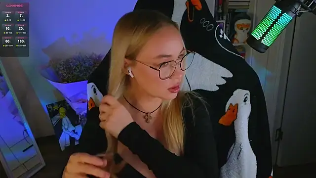 Snapshot of Emili1- chatting on September 10, 2025, 4:18 pm Emili1- online show from September 10, 2025, 4:18 pm