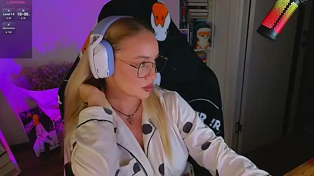 Snapshot of Emili1- chatting on September 11, 2025, 6:19 pm Emili1- online show from September 11, 2025, 6:19 pm