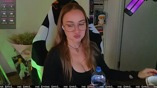 Snapshot of Emili1- chatting on November 21, 2025, 8:46 am Emili1- online show from November 21, 2025, 8:46 am