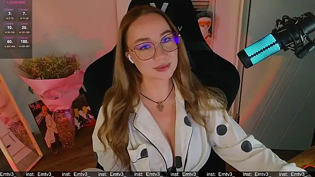 Snapshot of Emili1- chatting on December 1, 2025, 11:48 am Emili1- online show from December 1, 2025, 11:48 am