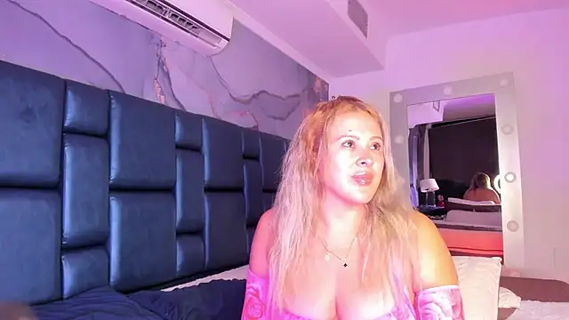 ALONDRAMILF online show from November 12, 2025, 2:34 am