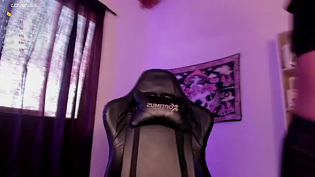 Luu01  online show from December 3, 2024, 8:50 pm