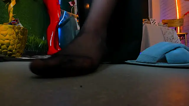 LolaLemona online show from December 12, 2024, 5:04 pm