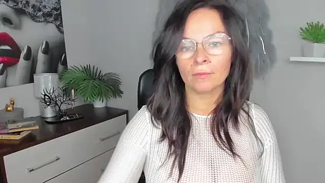 HelenLuxx online show from December 3, 2024, 1:43 pm