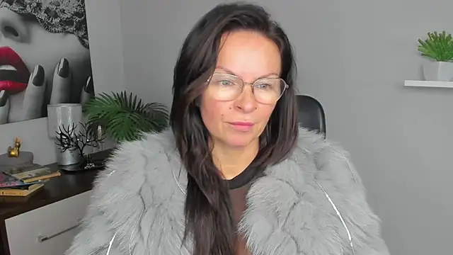 HelenLuxx online show from December 4, 2024, 10:35 am