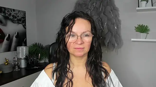 HelenLuxx online show from December 20, 2024, 6:29 am
