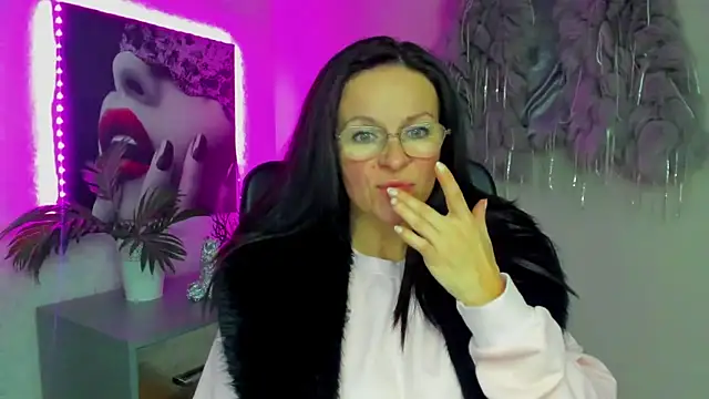 HelenLuxx online show from November 24, 2025, 3:01 pm