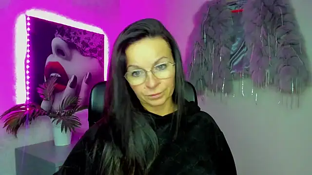 HelenLuxx online show from November 25, 2025, 3:45 pm