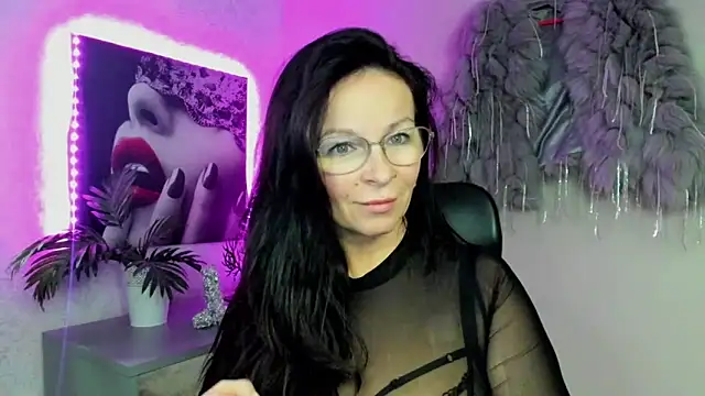 HelenLuxx online show from November 28, 2025, 5:48 pm