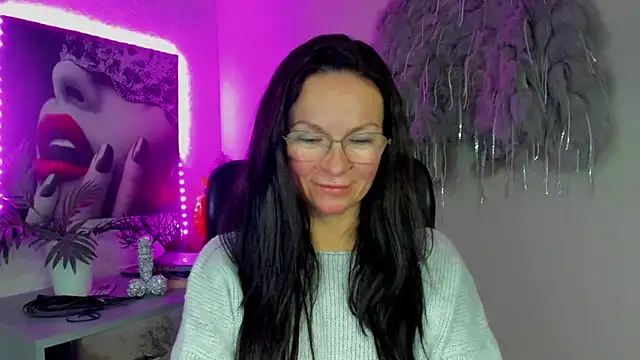 Snapshot of HelenLuxx chatting on January 19, 2026, 2:54 pm HelenLuxx online show from January 19, 2026, 2:54 pm