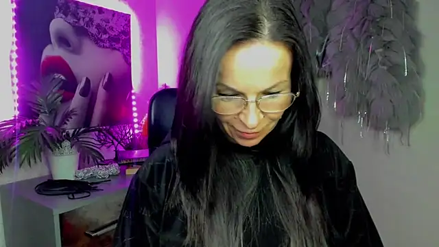 Snapshot of HelenLuxx chatting on January 31, 2026, 7:11 pm HelenLuxx online show from January 31, 2026, 7:11 pm