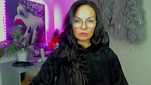 Snapshot of HelenLuxx chatting on February 4, 2026, 3:18 pm HelenLuxx online show from February 4, 2026, 3:18 pm