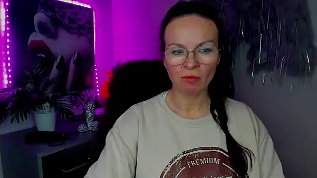 Snapshot of HelenLuxx chatting on February 9, 2026, 2:21 pm HelenLuxx online show from February 9, 2026, 2:21 pm