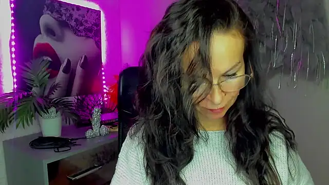 Snapshot of HelenLuxx chatting on February 13, 2026, 4:25 pm HelenLuxx online show from February 13, 2026, 4:25 pm