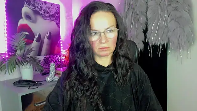 Snapshot of HelenLuxx chatting on February 18, 2026, 5:53 pm HelenLuxx online show from February 18, 2026, 5:53 pm