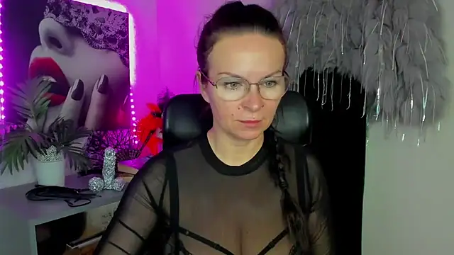 Snapshot of HelenLuxx chatting on February 19, 2026, 4:03 pm HelenLuxx online show from February 19, 2026, 4:03 pm